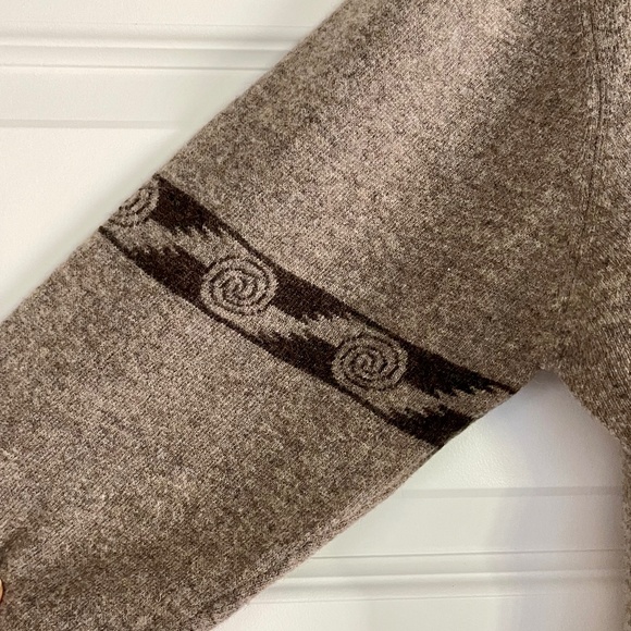 Sundance Sweater, Adorable Bear Graphic: Long Sleeve, 100% Lambswool ~ Size XL - Picture 5 of 6